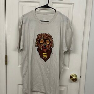 Wild Tribute UPS Dog Graphic T-Shirt in Light Gray: XL